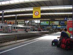 Wartende Reisende am M�nchner Hauptbahnhof